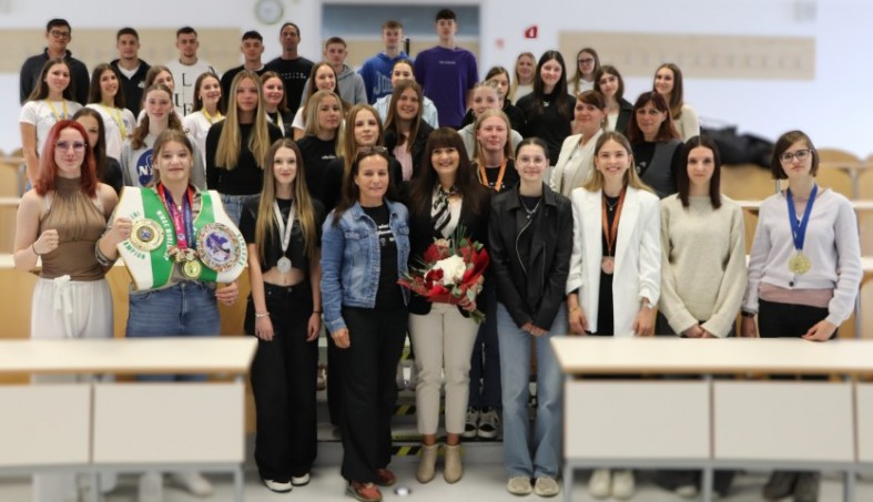 Sprejem uspešnih dijakov športnikov pri ravnateljici